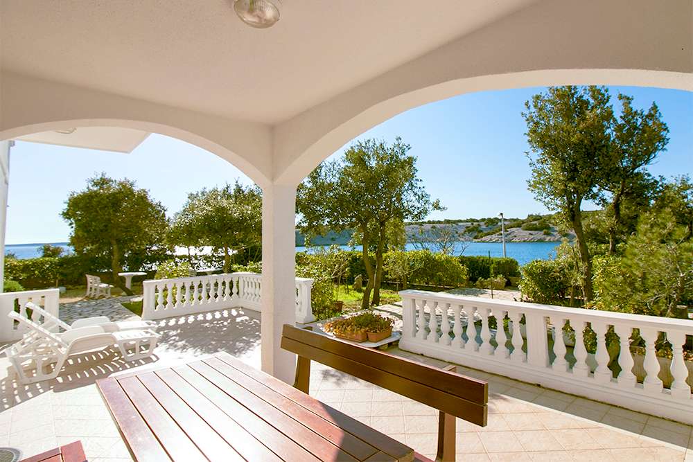 Velika terasa apartmaja S1-A z mizo, stoli in neposrednim pogledom na morje